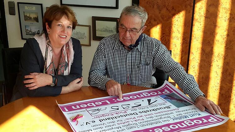 Den Reinerlös aus seiner Holzengel-Aktion beim Pinklauf hat Kurt Müller(rechts) erneut dem Verein Brustkrebs Deutschland gespendet. Dafür bedankte sich Bad Brückenaus Bürgermeisterin Brigitte Meyerdierks. Foto: Rolf Pralle