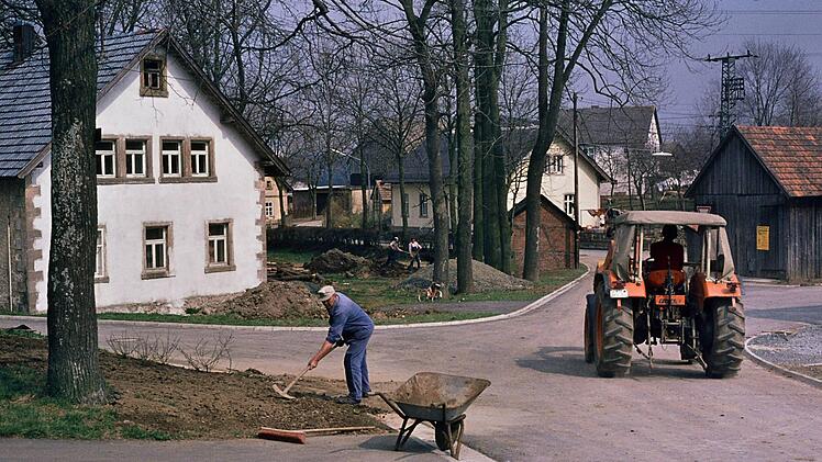 60er Jahre: Arbeiten im Dorfgrün Foto: Archiv
