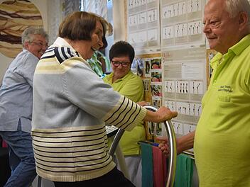 Training, das Spaß macht: Roswitha Schelhorn und Helmut Knobloch helfen den Teilnehmern in den Galileo-Trainingskursen, die Bauch-, Rücken- und Beinmuskulatur zu schulen. Foto: Daniela Pondelicek