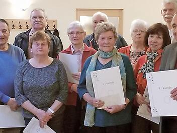 Einige der geehrten Mitglieder zusammen mit Vorsitzendem Herbert Lawrenz (hinten rechts)  Foto: Britta Schnake