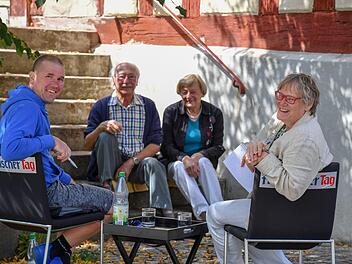 Ausgelassene Stimmung auf den Redaktionsstühlen und der Treppe - in Walsdorf mit dem Interviewten Christian Schmidt, Reporterin Anette Schreiber und dem Ehepaar Gottlieb und Maria HonoldFoto: Ronald Rinklef