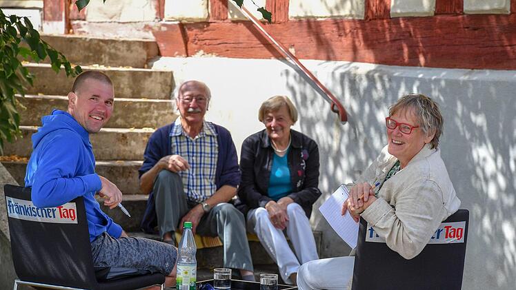Ausgelassene Stimmung auf den Redaktionsstühlen und der Treppe - in Walsdorf mit dem Interviewten Christian Schmidt, Reporterin Anette Schreiber und dem Ehepaar Gottlieb und Maria HonoldFoto: Ronald Rinklef
