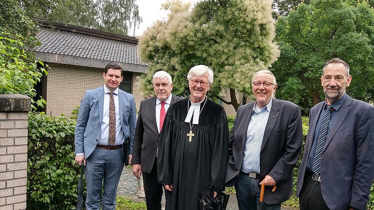 Landesbischof Heinrich Bedford-Strohm (Mitte) mit vier SPD-Bürgermeistern. Von links: OB Dominik Sauerteig, sein Vorgänger Norbert Tessmer, Bedford-Strohm, Alt-OB und Schulfreund von Bedford-Strohm Norbert Kastner, Dritter Bürgermeister (und ehemaliger Zivi von St. Lukas) Thomas Nowak.  Foto: Simone Bastian