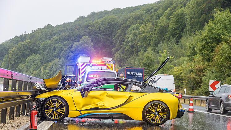 Sportwagen-Fahrer lebensgefährlich verletzt