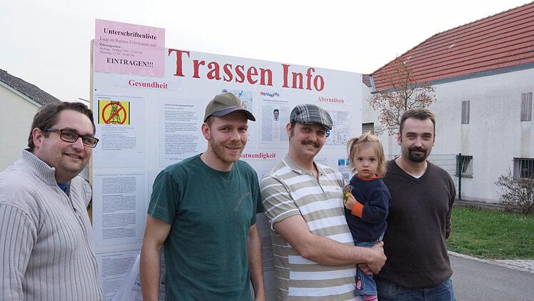 Die Kerngruppe an der Info-Tafel (von links): Markus Stockmann, Christian Reusch, Christian Klein mit Luise und Alexander Porkristl.