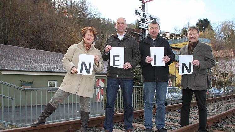 Die betroffenen Bürgermeister Brigitte Meyerdierks (Bad Brückenau), Gerd Kleinhenz (Wildflecken), Roland Römmelt (Riedenberg) und Wilhelm Friedrich (Zeitlofs) sagen Nein zum Antrag der Grünen. Foto: Ulrike Müller