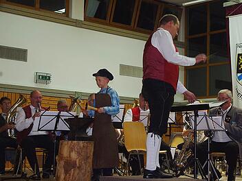 Das "Kreis-Seniorenorchester 50+" begeisterte bei seiner Premiere in Steinberg. Mit im Bild ist der elfjährige Andre Wachter vom Musikverein Friesen, der den Amboss schlug.  Foto: Heike Schülein