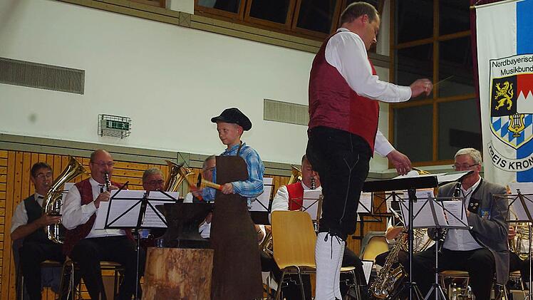 Das "Kreis-Seniorenorchester 50+" begeisterte bei seiner Premiere in Steinberg. Mit im Bild ist der elfjährige Andre Wachter vom Musikverein Friesen, der den Amboss schlug.  Foto: Heike Schülein