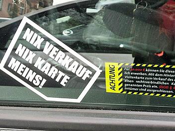 FT-Leserin Stefanie Palme entdeckte ein Auto mit diesem "Abwehr-Aufkleber" an der Fensterscheibe an der Weide und schoss ein Foto.