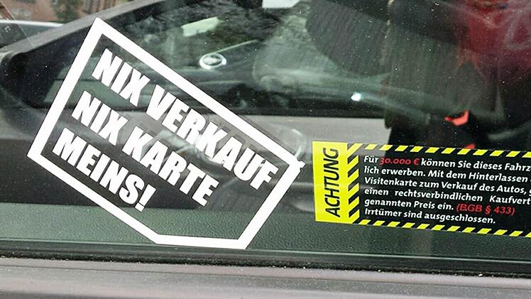 FT-Leserin Stefanie Palme entdeckte ein Auto mit diesem "Abwehr-Aufkleber" an der Fensterscheibe an der Weide und schoss ein Foto.