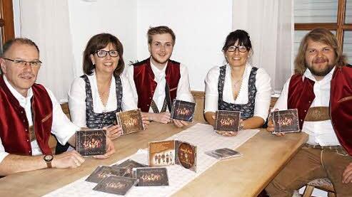 "Auszeit Musi", das sind Erwin Söder, Sonja Söder, Kilian Söder, Miriam Voll und Florian Söder.  Foto: Marion Eckert