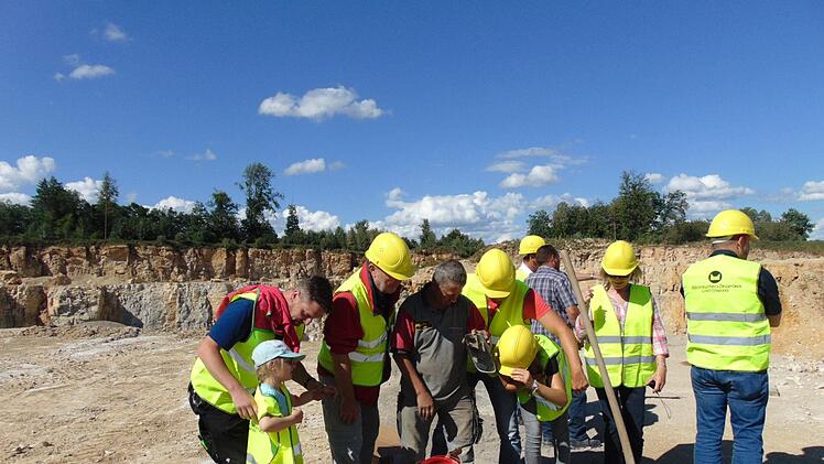 Die Stadtrate beim Sprengmaterial am Bohrloch Foto: Petra Malbrich