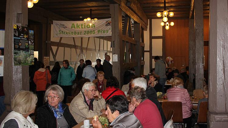 Im Rathaus war es sicher am gemütlichsten. Bei Kaffee und rund 50 verschiedenen Apfelkuchen konnte man sich auf jeden Fall gut unterhalten.katharina Becht