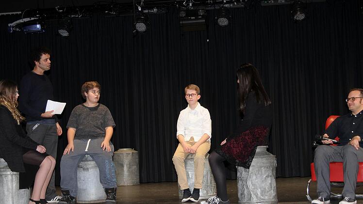 Theaterpädagoge Jean Francois Drozak (2. von links) als Moderator und kritischer Fragesteller mit dem Pädagogen Peter Rödelmaier (rechts) und den Darstellern.