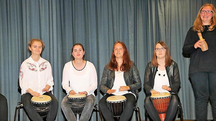 Mit einem Djigbo, einer in Westafrika sehr populären Tanz-Melodie, eröffnete eine Percussion-Gruppe den Festakt zum 50-jährigen Bestehen des BBZ. Dieter Britz