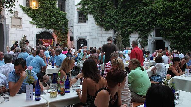 In eine große Weinlaube verwandelt sich beim Schlossparkfest der Innenhof des Wasserschlosses. Herbert Fischer