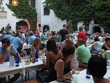 In eine große Weinlaube verwandelt sich beim Schlossparkfest der Innenhof des Wasserschlosses. Herbert Fischer