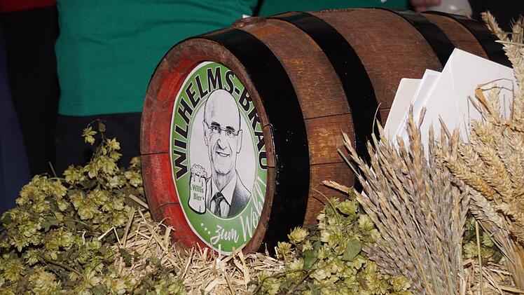 Das "Wilhelm-Bräu" war eine große Überraschung für den Jubilar.Sabine Weinbeer