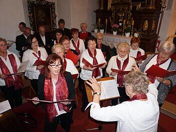Der Gesangsverein 1948 Wildflecken unter Leitung von Regina Rinke  verabschiedete sich nach 70 Jahren. Das Mariensingen am Kreuzberg  war der letzte öffentliche  Auftritt des Chors. Foto: Marion Eckert