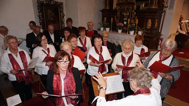 Der Gesangsverein 1948 Wildflecken unter Leitung von Regina Rinke  verabschiedete sich nach 70 Jahren. Das Mariensingen am Kreuzberg  war der letzte öffentliche  Auftritt des Chors. Foto: Marion Eckert