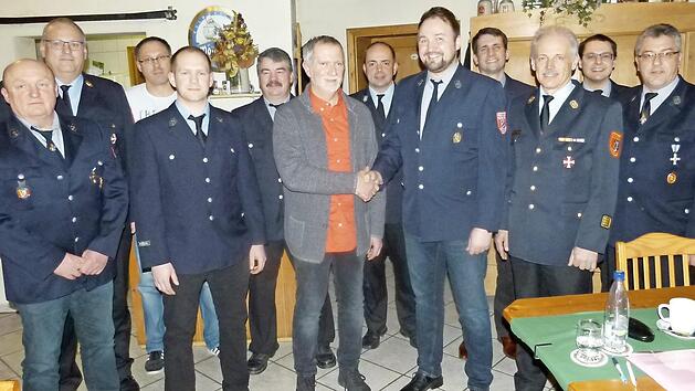 Bei der Hauptversammlung der Gumpersdorfer Wehr wurde Jörg Limmer (Fünfter von rechts) zum Vorsitzenden gewählt.  Foto: Werner Oetter