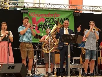 "Gruß an Kiel": Bürgermeister Heinrich Süß dirigiert den obligatorischen Eröffnungsmarsch.Richard Sänger