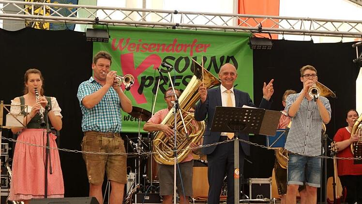 "Gruß an Kiel": Bürgermeister Heinrich Süß dirigiert den obligatorischen Eröffnungsmarsch.Richard Sänger