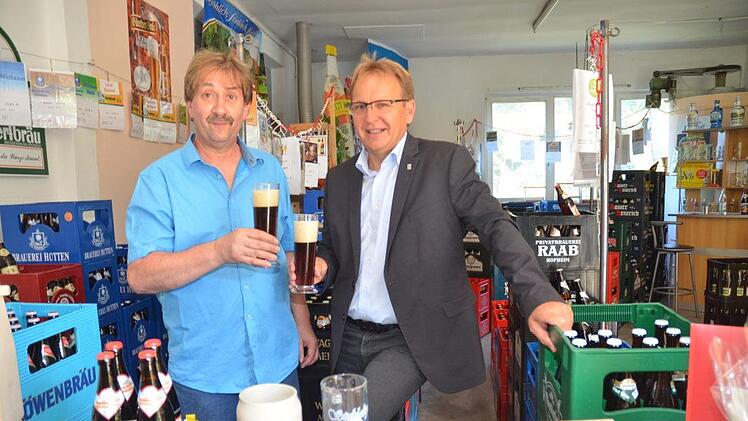 Einer der ersten Biertester war Bürgermeister Bernd Rebhan vor Ort. Er freute sich nicht nur über das gelungene Bier, sondern auch darüber, dass Jürgen Stumpf demnächst auch die Werkstätten der St. Josef Stiftung Michelau und damit Menschen mit Behinderung durch Bierverkauf mit einer Benefizveranstaltung unterstützen wird. K.- H. Hofmann