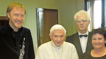 Die Live-Übertragung eines Konzertes in Radio Vatikan in 30 Länder mit dem Oboisten Albrecht Mayer (links) hörte sich auch Papst Benedikt an. Irina Konjaev (rechts) war natürlich auch dabei.  Fotos: privat