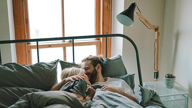 Wenn es um die Schlafposition von Paaren geht, dann sind die Vorlieben oft verschieden. Von Klammeraffen bis hin zu Freiheitsliebenden ist alles dabei. Wir zeigen Ihnen hier, welche Schlafpositionen von Paaren zu Konflikten führen können und wie sie in einer Beziehung auf einen Nenner im Schlafzimmer kommen.