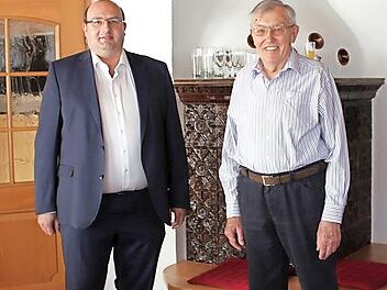 Georg Wolf (rechts) nahm Glückwünsche von Bürgermeister Alexander Schrüfer entgegen.