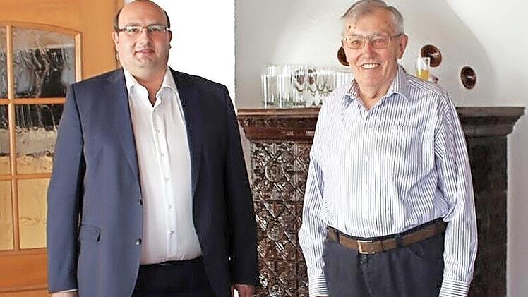 Georg Wolf (rechts) nahm Glückwünsche von Bürgermeister Alexander Schrüfer entgegen.