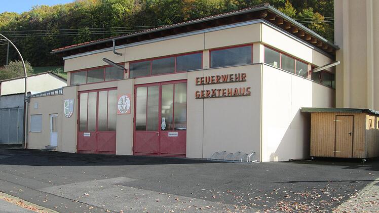 Das Feuerwehrgerätehaus in Wirmsthal braucht dringend eine Sanierung. Das undichte Dach muss laut Fachleuten komplett erneuert werden.                        Foto: Winfried Ehling