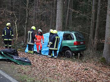 Tödlicher Unfall bei Diespeck: 22-Jähriger prallt gegen Baum und stirbt