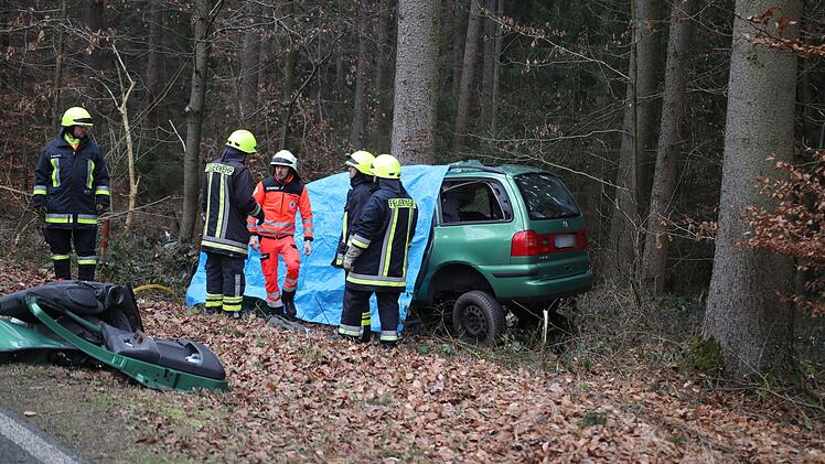 Tödlicher Unfall bei Diespeck: 22-Jähriger prallt gegen Baum und stirbt