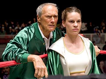 Million Dollar Baby Nach seiner anfänglichen Skepsis feiert Frank (Clint Eastwood) mit Maggie (Hilary Swank) die ersten Erfolge. Mit "Million Dollar Baby" (5. September, 20.15 Uhr, ZDFNeo) gelang Regisseur Eastwood ein Meisterwerk.