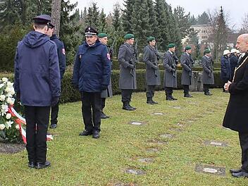 Stilles Gedenken: Oberbürgermeister Kay Blankenburg vor dem Ehrendenkmal   Foto: Sabine Herteux