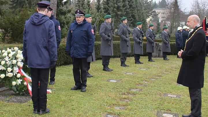 Stilles Gedenken: Oberbürgermeister Kay Blankenburg vor dem Ehrendenkmal   Foto: Sabine Herteux