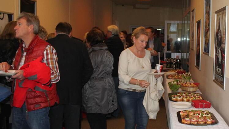 Geschlossene Gesellschaft in Feierlaune - das Kino in Premierenstimmung Fotos: Markus Häggberg