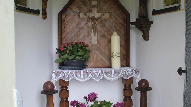 Blick in die Franziskus-Kapelle in Theisenort. Rechts ist eine Statue des Heiligen Franziskus angebracht. Foto: Friedwald Schedel