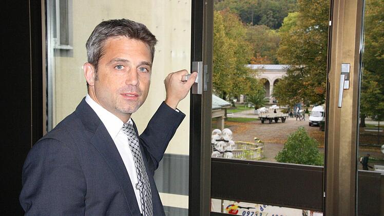 Kurdirektor Frank Oette wirft einen letzten Blick aus dem Fenster. Foto: Ralf Ruppert