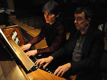 Vierhändig an den drei übereinander angeordneten Manualen der Steinmeyer-Orgel in der Kissinger Erlöserkirche zu fliegen, erforderte für Christine Stumpf und Jörg Wöltche nicht nur hohe Konzentration, sondern auch ein genau aufeinander abgestimmtes Spiel. Foto: Peter Klopf