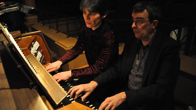 Vierhändig an den drei übereinander angeordneten Manualen der Steinmeyer-Orgel in der Kissinger Erlöserkirche zu fliegen, erforderte für Christine Stumpf und Jörg Wöltche nicht nur hohe Konzentration, sondern auch ein genau aufeinander abgestimmtes Spiel. Foto: Peter Klopf