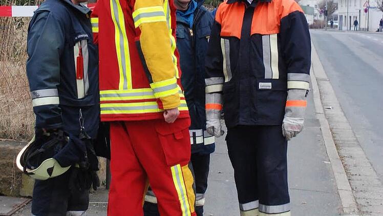 Die Feuerwehrmänner nach getaner Arbeit: Sie konnten den Zehnjährigen unverletzt aus dem Schacht bergen.
