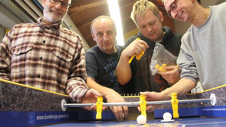 Keine Langeweile: Günther, Jürgen, Reiner und Jörg Barth, der Chef in der Kicker-Werkstatt, haben alle Hände voll zu tun.  Foto: Diana Fuchs