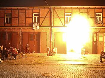 In Flammen steht die (fiktive) Bamberger Flüchtlingsunterkunft im dritten Franken-"Tatort". Foto: RiegerPress