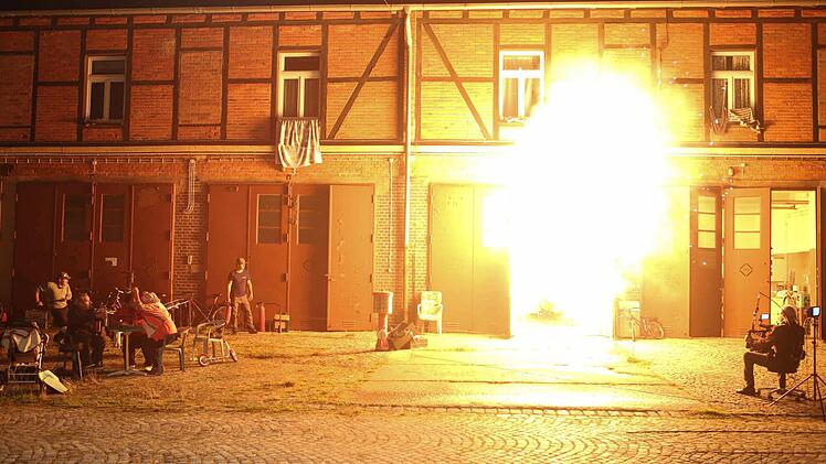 In Flammen steht die (fiktive) Bamberger Flüchtlingsunterkunft im dritten Franken-"Tatort". Foto: RiegerPress