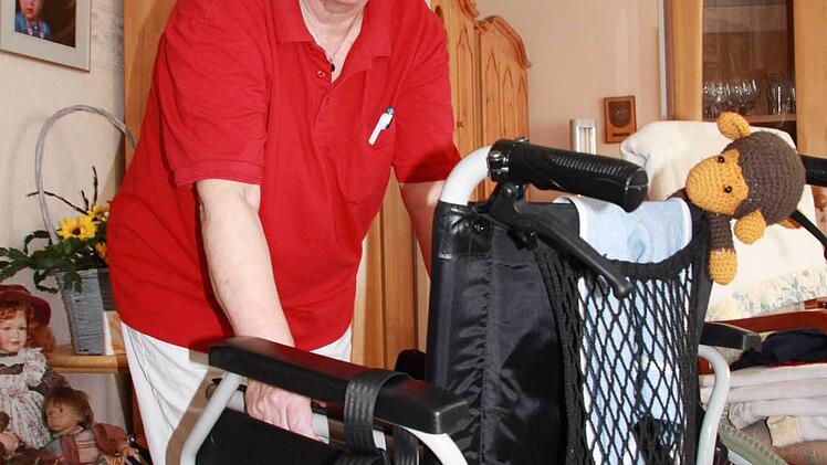 Schwester Hannelore (links) hat 31 Minuten bevor Walter Hartmann zur Tagespflege abgeholt wird. Dieses Zeitfenster kann sie nur einhalten, weil sie von Walters Ehefrau Helga unterstützt wird. Foto: Carmen Schmitt