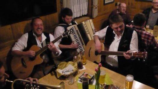 A echte Gaudi: das Wirtshaussingen in Ebersdorf bei Coburg. Foto: Berthold Köhler