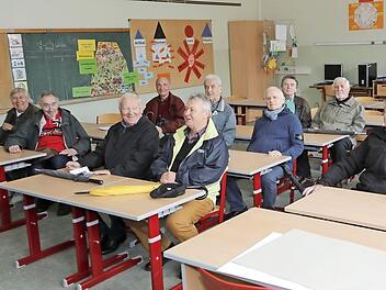 Nach 70 Jahren kehrten die ehemaligen Schüler in ihr altes Klassenzimmer zurück.  Foto: Matthias Hoch